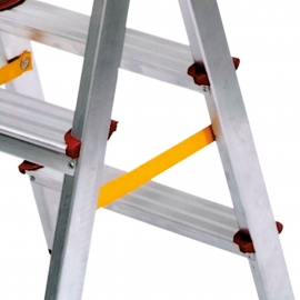 Escabeau avec sangle de sécurité pour travailler en toute sécurité sans risques.