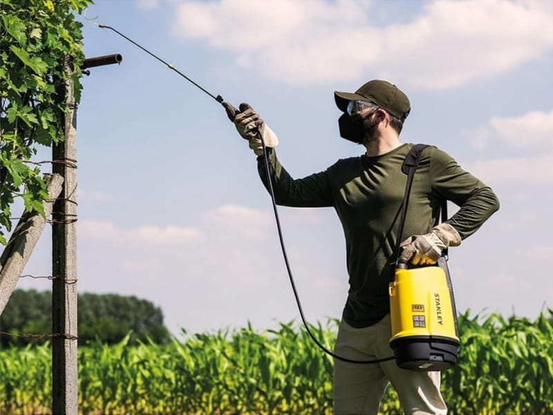 Quel pulvérisateur choisir et comment bien l'utiliser au jardin ?