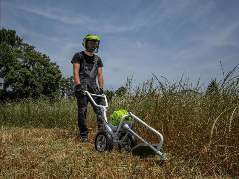 Débroussaillage : quel outil choisir pour quel terrain ? Le guide complet